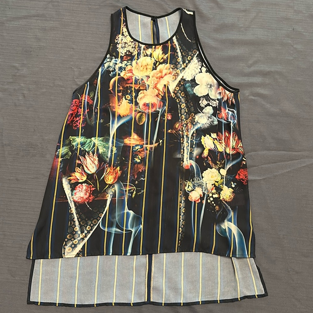 Sleeveless multicoloured long tunic.